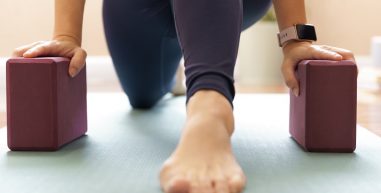 O que é e como usar os blocos de Yoga? Aproveite ao máximo sua prática!